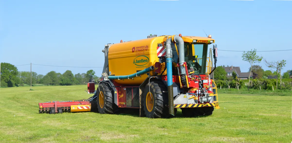 Gelber Vredo-Selbstfahrer auf einer Wiese.