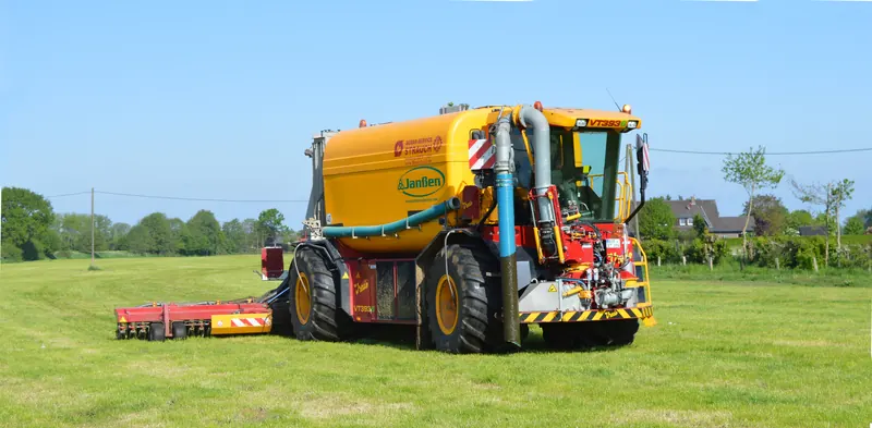 Gelber Vredo-Selbstfahrer auf einer Wiese.